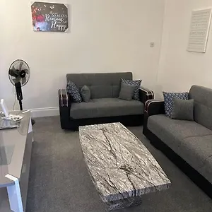 Gorgeous 5 Bedroom House Apartment London